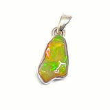 Opal naturlig form, infattad i silver