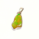 Opal naturlig form, infattad i silver