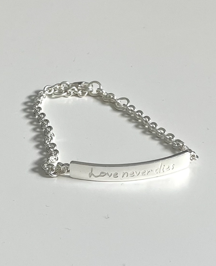 Armband "Love never dies" i silver. Storlek XS till XL