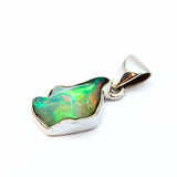Opal naturlig form, infattad i silver