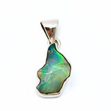 Opal naturlig form, infattad i silver