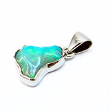 Opal naturlig form, infattad i silver