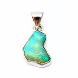 Opal naturlig form, infattad i silver