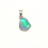 Opal naturlig form, infattad i silver