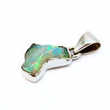 Opal naturlig form, infattad i silver