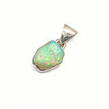 Opal naturlig form, infattad i silver