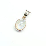 Regnbågsmånsten, litet ovalt hänge i slätt silver