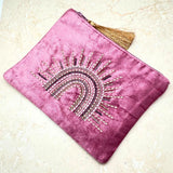 Vaaleanpunainen samettinen kangaskassi, jossa on elämän puu