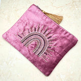 Vaaleanpunainen samettinen kangaskassi, jossa on elämän puu