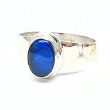 Opal, blåskiftande oval sten i silverring