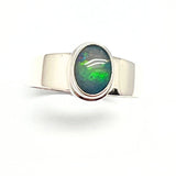 Opal, blåskiftande oval sten i silverring