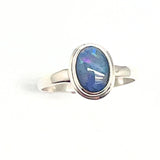Opal, blåskiftande oval sten i silverring