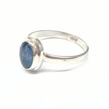Opal, blåskiftande oval sten i silverring