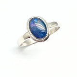 Opal, blåskiftande oval sten i silverring
