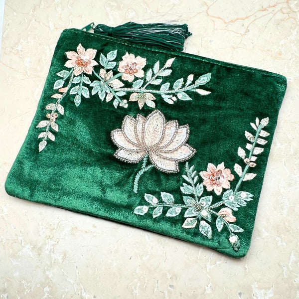 Vaaleanpunainen samettinen kangaskassi, jossa on elämän puu