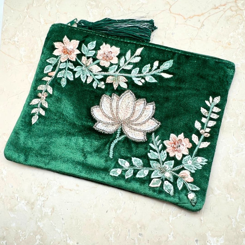 Vaaleanpunainen samettinen kangaskassi, jossa on elämän puu