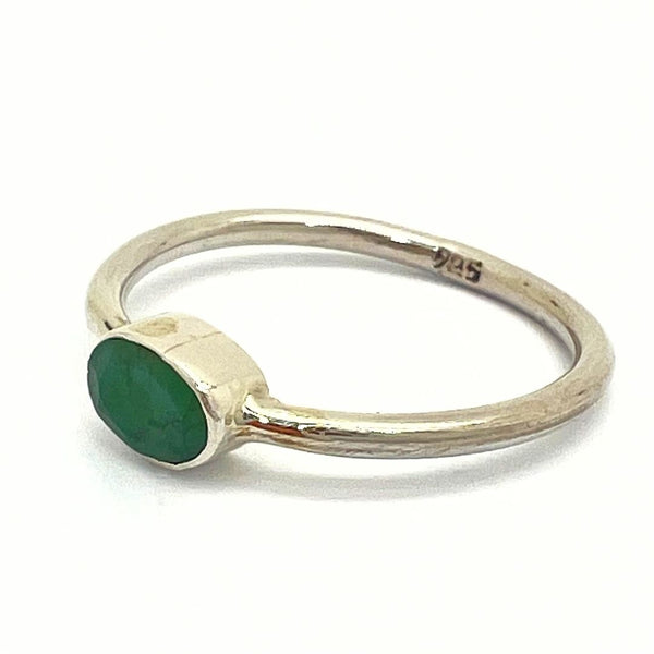 Smaragd silverring med liggande sten