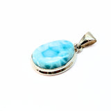 Larimar-kivi hopeariipuksessa