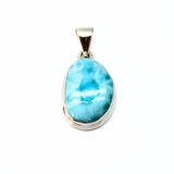 Larimar-kivi hopeariipuksessa