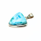 Larimar-uniikkikivi hopeariipuksessa