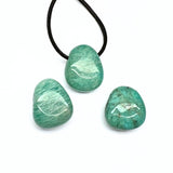 Amazonit, trumlad hänge med hål