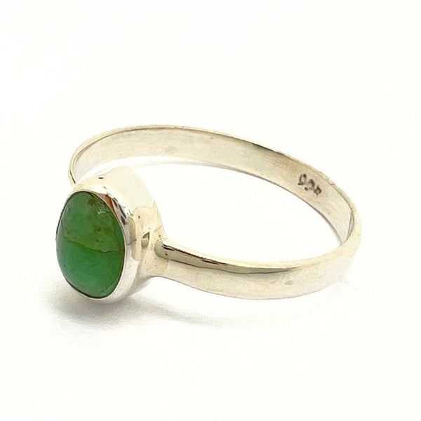 Smaragd, liten oval i silver