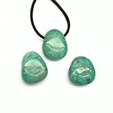 Amazonit, trumlad hänge med hål