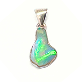 Opal naturlig form, infattad i silver