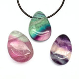 Fluorit, trumlat hänge med borrat hål