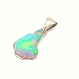 Opal naturlig form, infattad i silver