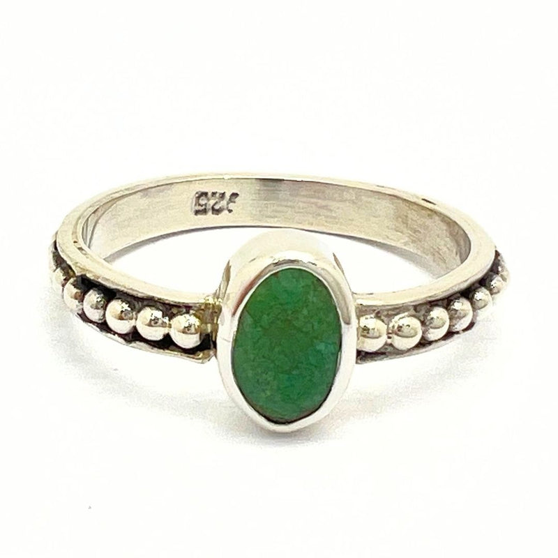 Smaragd, elegant silverring med filgran