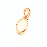 Sateenkaaren kuukivi, kesäkuun syntymäkivi kullatussa hopeisessa riipuksessa (jäljennös)