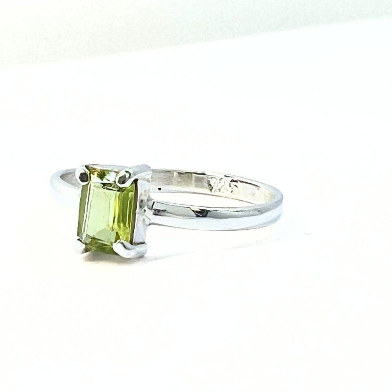Peridot, fyrkantig kloinfattad ring