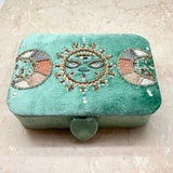 Kangaslaatikko vaaleanpunaisesta sametista, jossa on elämän puu