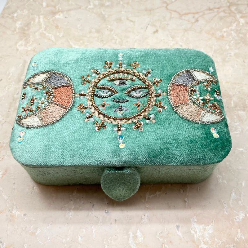 Kangaslaatikko vaaleanpunaisesta sametista, jossa on elämän puu