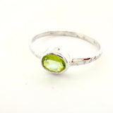 Peridot, oval liggande sten i silverring