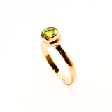 Peridot rund sten i guld vermeil ring