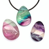 Fluorit, trumlat hänge med borrat hål