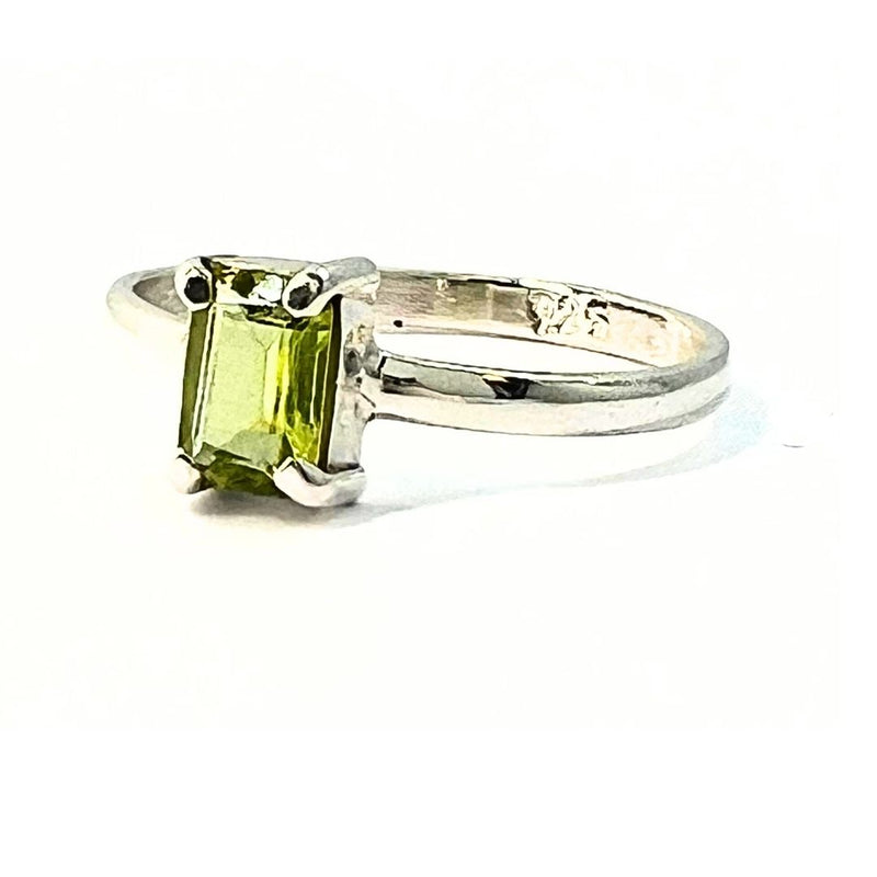 Peridot, fyrkantig kloinfattad ring