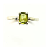 Peridot, fyrkantig kloinfattad ring