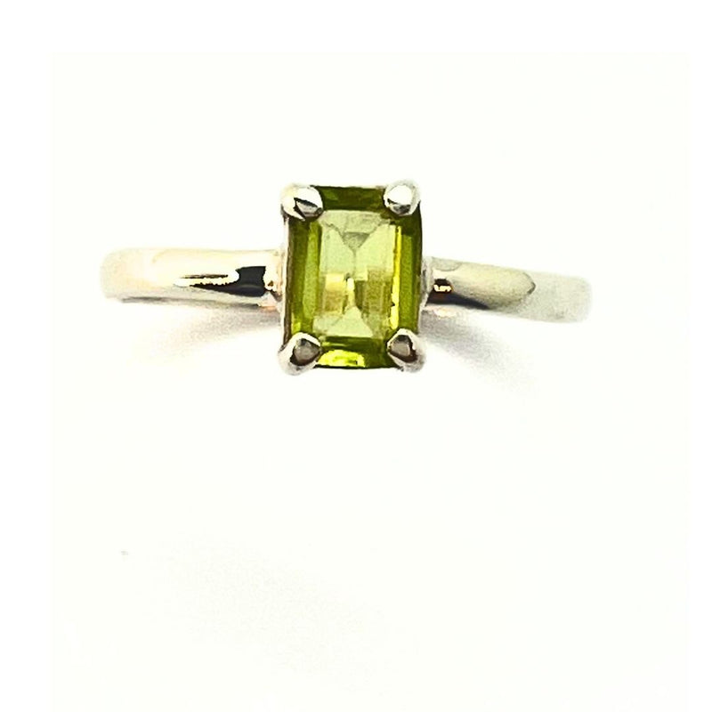 Peridot, fyrkantig kloinfattad ring