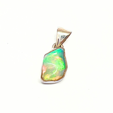Opal naturlig form, infattad i silver