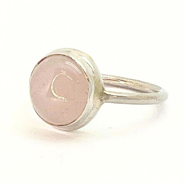 Rosenkvarts, rund sten i snygg silverring