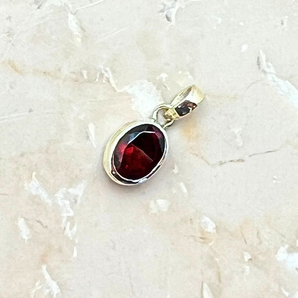 Garnet small oval pendant in silver