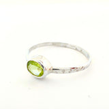 Peridot, oval liggande sten i silverring