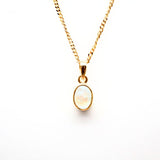 Sateenkaaren kuukivi, kesäkuun syntymäkivi kullatussa hopeisessa riipuksessa (jäljennös)