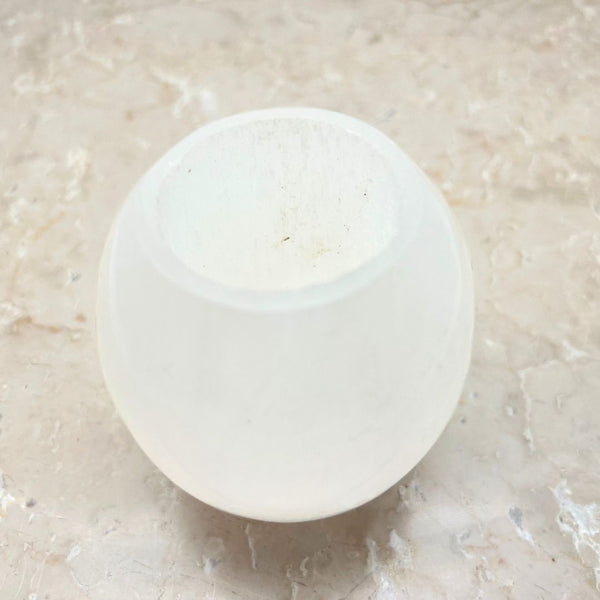 Ljuslykta, rund äggformad vit selenit