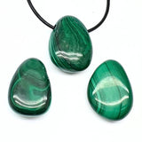 Malakit, trumlat hänge med hål