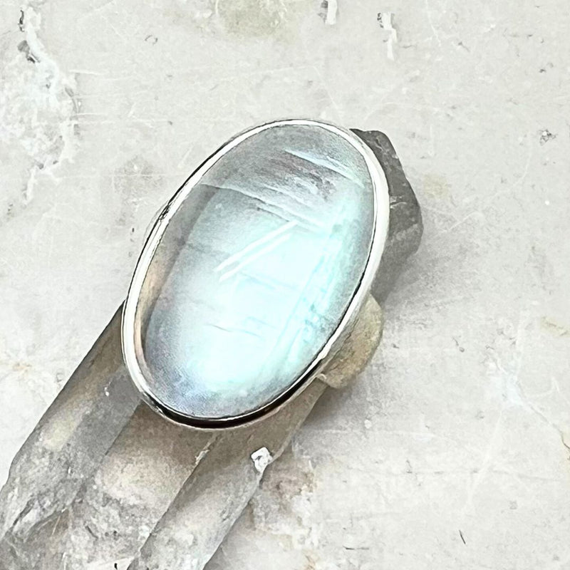 Regnbågsmånsten, oval sten med slät ring i sterling silver storlek 6,5