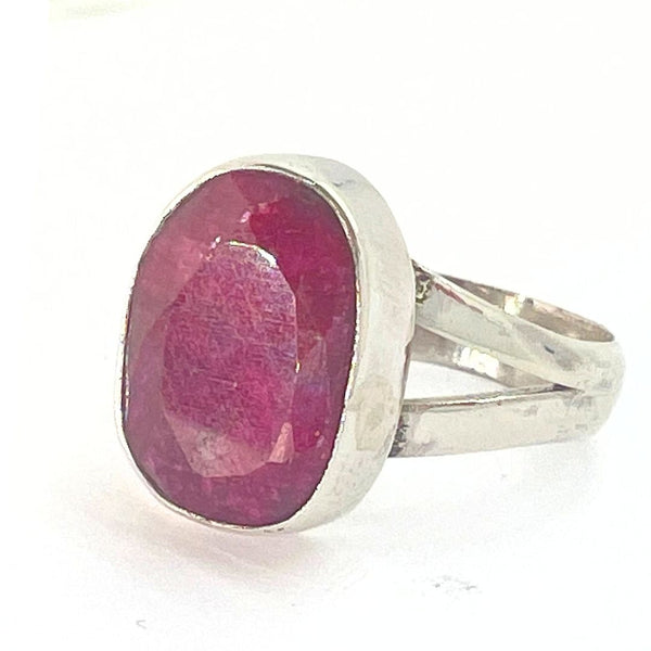 Rubin silverring organisk fasetterad design